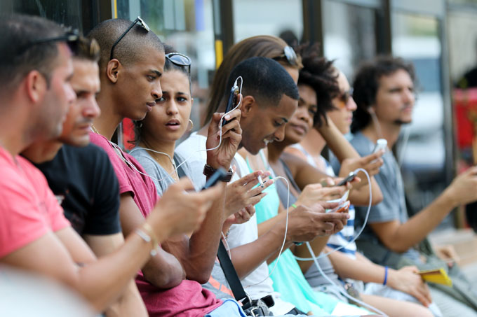 Exponen en Parlamento de Cuba avances en acceso a Internet