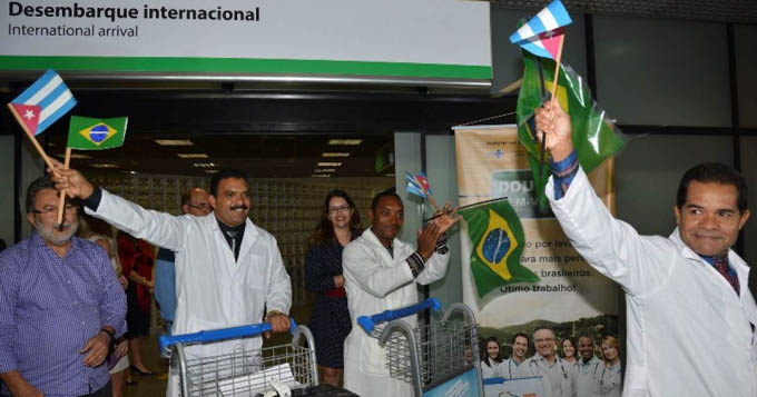 Bienvenidos a la Patria, dice Raúl a médicos que retornan de Brasil Bienvenidos a la Patria, dice Raúl a médicos que retornan de Brasil