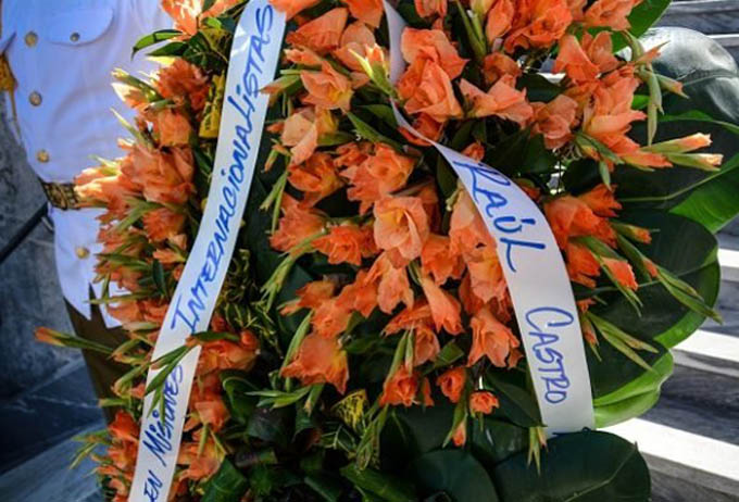 Ofrendas florales de Raúl y Díaz Canel en Santiago de Cuba