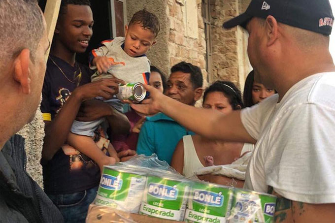Equipo de programa Vivir del cuento ayuda a afectados por tornado (+fotos)