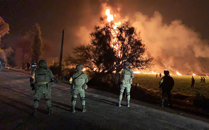 Aumentan a 66 los muertos en explosión de ducto en México (+ video)