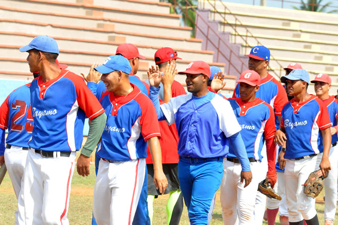 Monarcas exponentes abren con victoria en la 43 Serie del béisbol granmense Monarcas exponentes abren con victoria en la 43 Serie del béisbol granmense