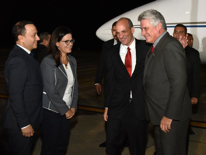 Presidente cubano arriba a Venezuela para juramentación de Maduro (+ fotos) Presidente cubano arriba a Venezuela para juramentación de Maduro (+ fotos)