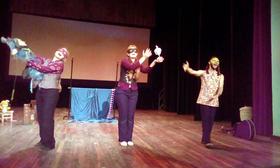 Teatro La Rosa sedujo a niños manzanilleros Teatro La Rosa sedujo a niños manzanilleros