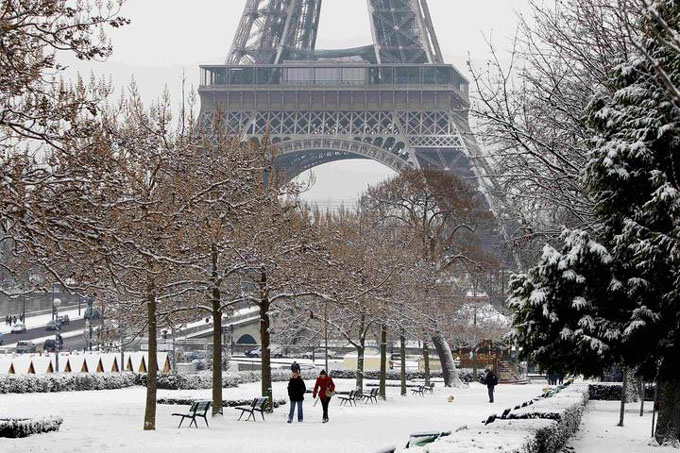 Torre Eiffel cerrada al público por temporal de nieve Torre Eiffel cerrada al público por temporal de nieve