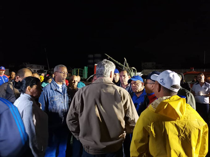 Recorre presidente zonas de capital cubana azotadas por tornado (+ fotos y videos)