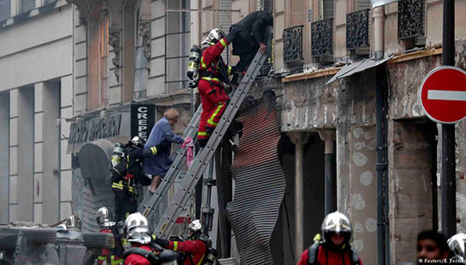 Al menos dos muertos por explosión y escape de gas en París Al menos dos muertos por explosión y escape de gas en París