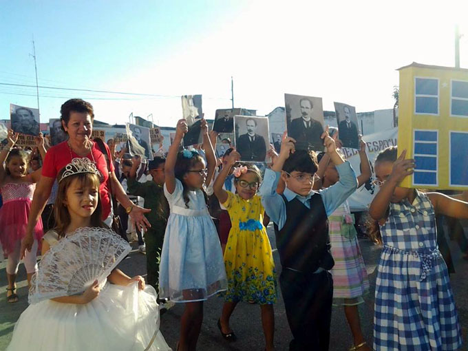 Tributo al Apóstol en las manos y los corazones de los niños (+ fotos) Tributo al Apóstol en las manos y los corazones de los niños (+ fotos)