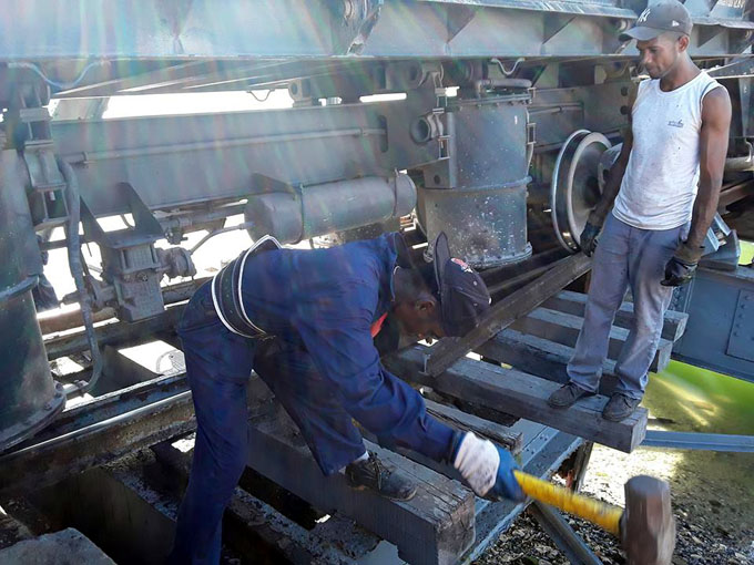 Matanzas: estiman 48 horas para resarcir obstrucción en vía férrea (+ video) Matanzas: estiman 48 horas para resarcir obstrucción en vía férrea (+ video)