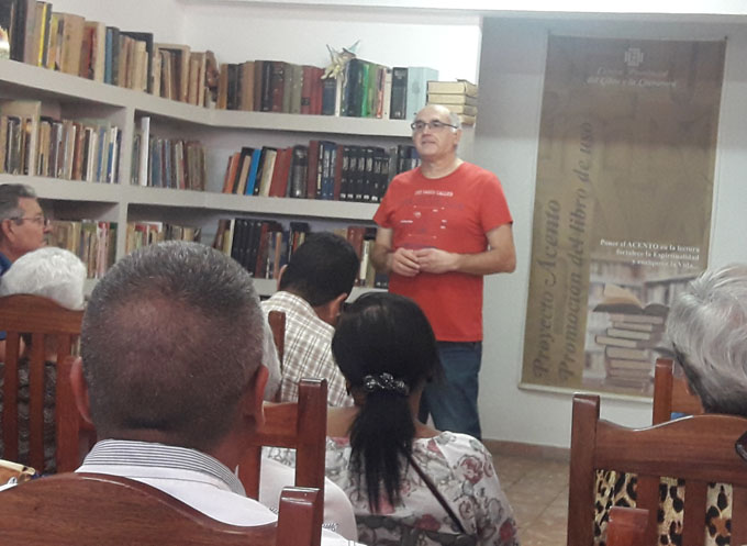 Presentan en Bayamo libro ¡Cabeza Arriba!