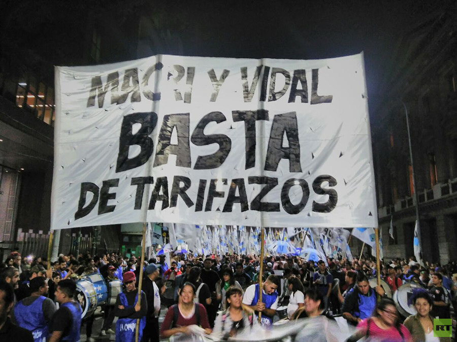 Argentinos reclaman tarifas justas en servicios básicos Argentinos reclaman tarifas justas en servicios básicos