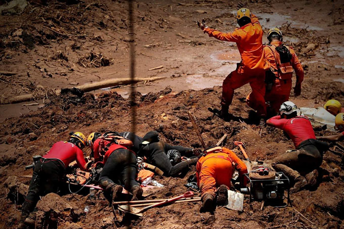 Aumenta a 115 cifra de muertes por tragedia minera en Brasil