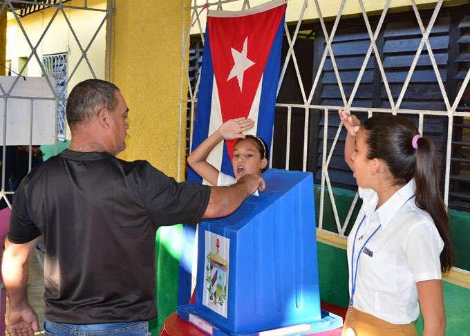 Más de ocho millones de cubanos están convocados hoy a refrendar la nueva Constitución (+ fotos y video) Más de ocho millones de cubanos están convocados hoy a refrendar la nueva Constitución (+ fotos y video)