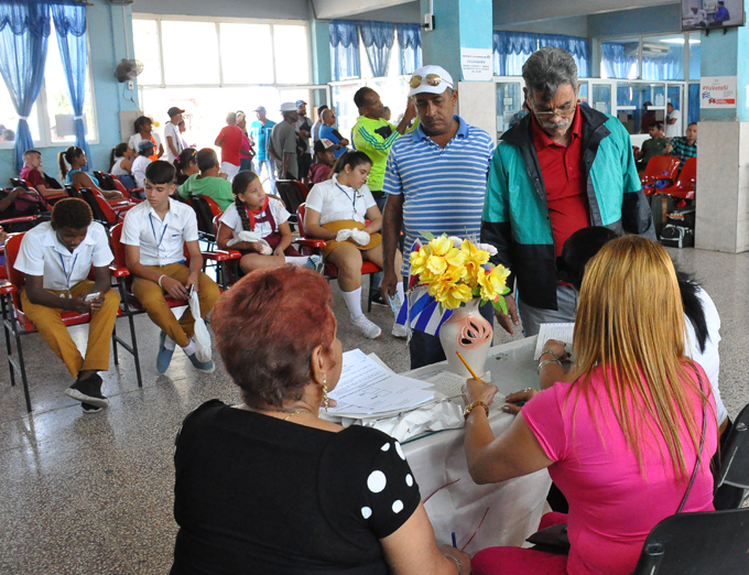 Viajeros votan en Colegio Especial Viajeros votan en Colegio Especial