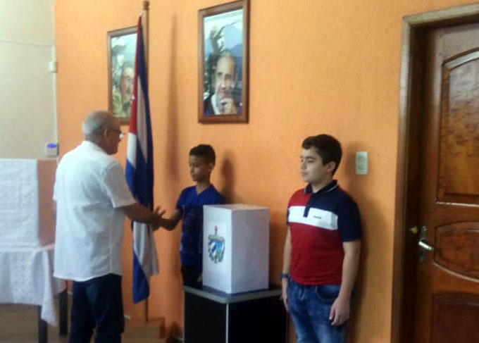 Votan cubanos en Brasil por nueva Constitución en su país (+ fotos) Votan cubanos en Brasil por nueva Constitución en su país (+ fotos)