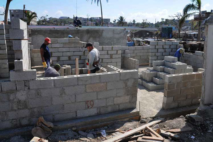 Comienza entrega de casas en Cuba 22 días después del tornado