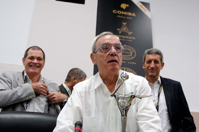 Confieren a Eusebio Leal el Premio Honorífico de Habanos Confieren a Eusebio Leal el Premio Honorífico de Habanos