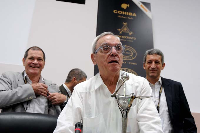 Confieren a Eusebio Leal el Premio Honorífico de Habanos