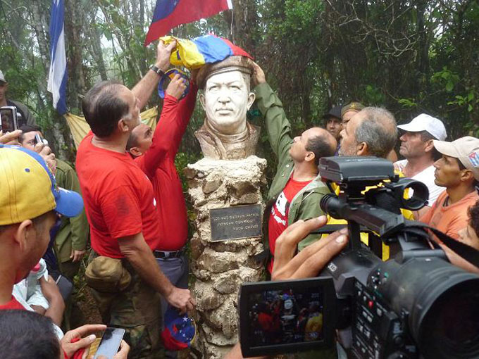 Jóvenes de Granma recuerdan a Chávez en la Sierra Maestra Jóvenes de Granma recuerdan a Chávez en la Sierra Maestra