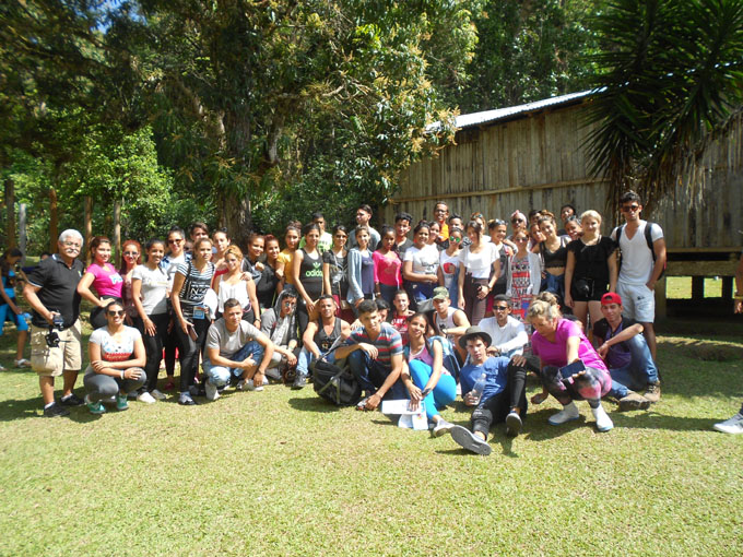 Estudiantes granmenses rinden homenaje a Julio Antonio Mella Estudiantes granmenses rinden homenaje a Julio Antonio Mella