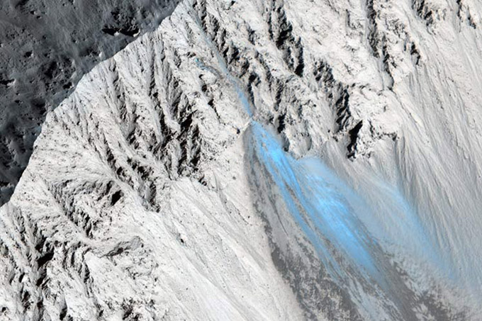 Captan desprendimiento de tierra en un barranco de Marte