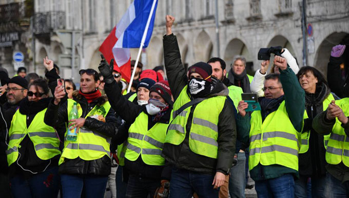 Chalecos amarillos demandan en París tratamiento mediático imparcial Chalecos amarillos demandan en París tratamiento mediático imparcial