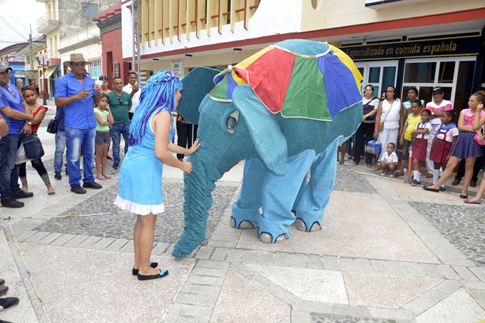 Seguir a un elefante Seguir a un elefante