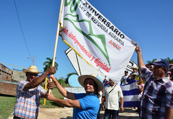 Reciben jubilosamente Bandera 60 aniversario (+ fotos)