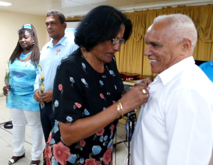 Entregan reconocimientos en clausura de seminario preparatorio del próximo curso escolar