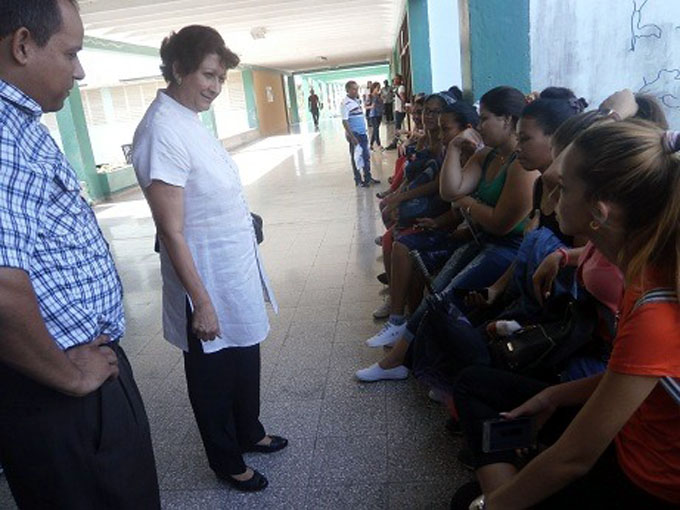 Ministra de Educación conversa con estudiantes de carreras pedagógicas (+ fotos)