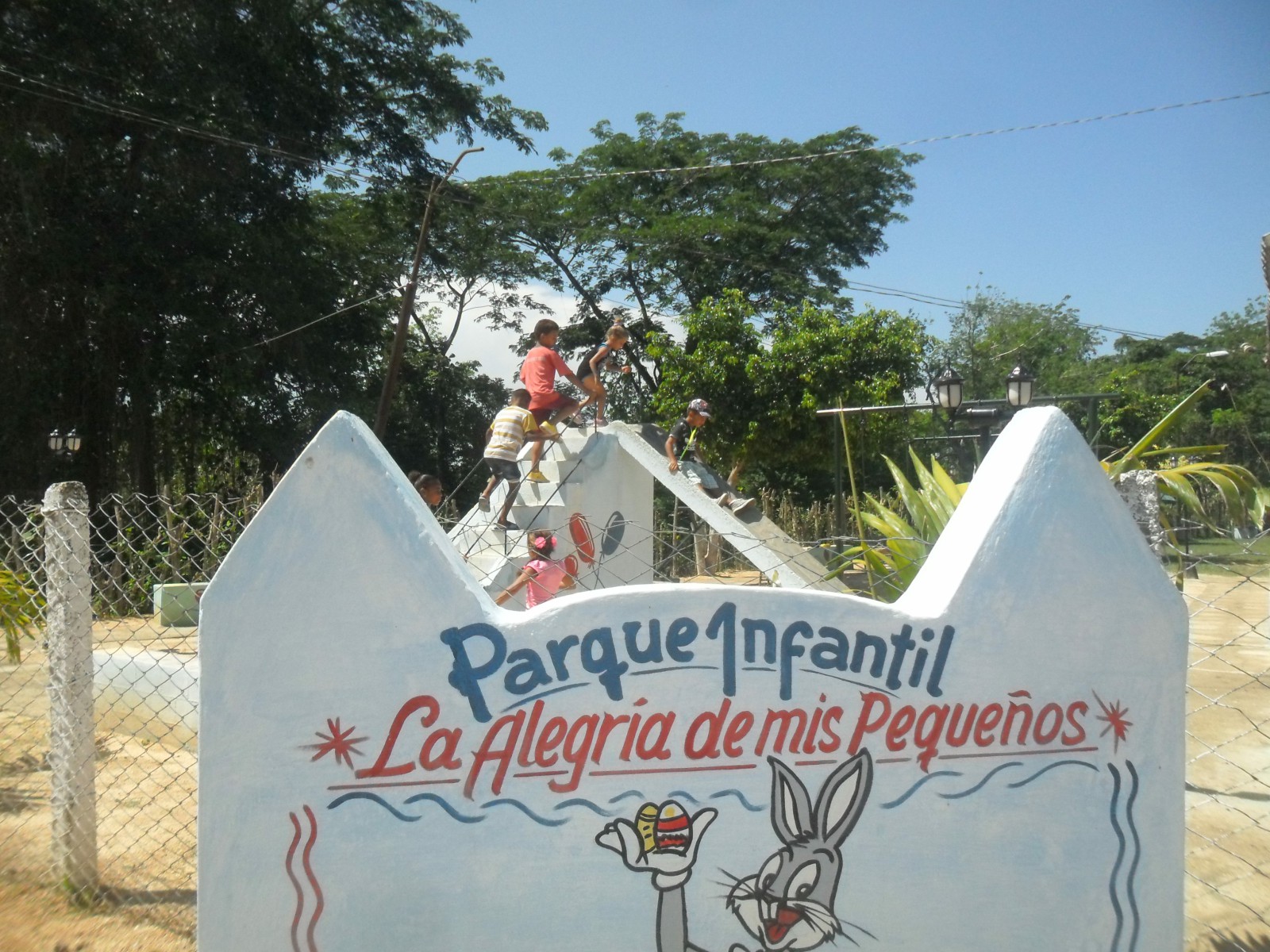Alegría de los niños de “El Remate” Alegría de los niños de “El Remate”