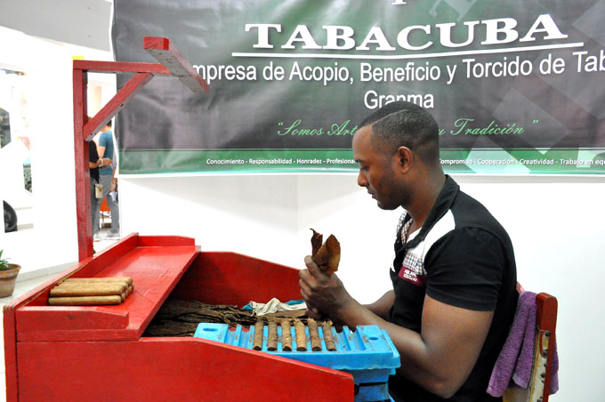 Pintar un tabaco con las manos (+ video)