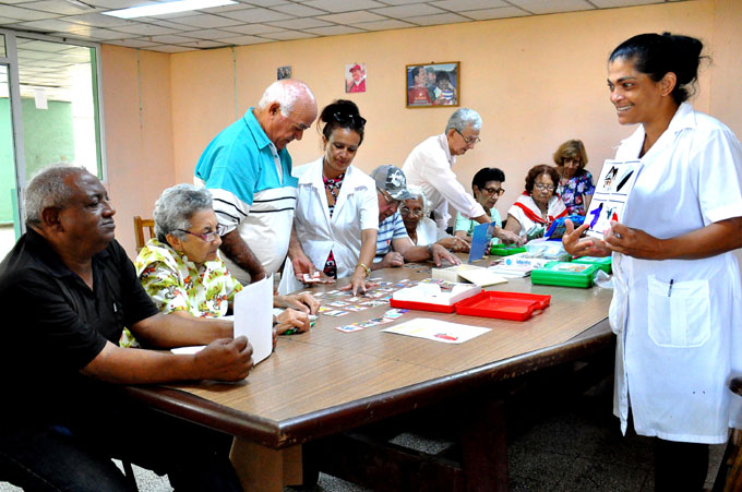 Obtienen título universitario abuelos bayameses Obtienen título universitario abuelos bayameses