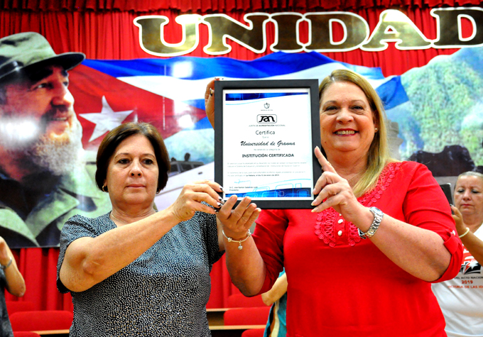 Entregan reconocimiento de Certificada a la Universidad de Granma Entregan reconocimiento de Certificada a la Universidad de Granma