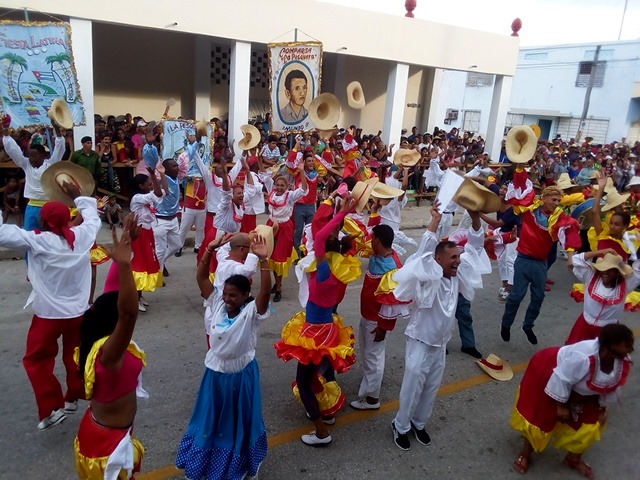 Fiesta Latina “arrolla” en el carnaval de Manzanillo