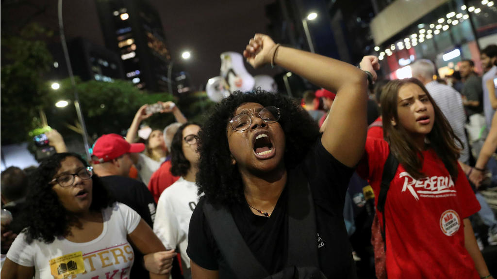 Estudiantes brasileños protestan por la educación y Amazonia Estudiantes brasileños protestan por la educación y Amazonia
