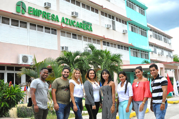 Incorporados egresados universitarios en Empresa azucarera Granma Incorporados egresados universitarios en Empresa azucarera Granma