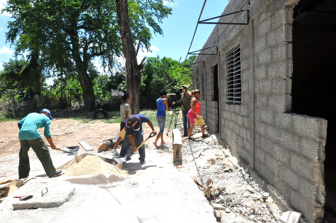 Benefician a estudiantes y trabajadores acciones constructivas en centros educacionales (+ audio)