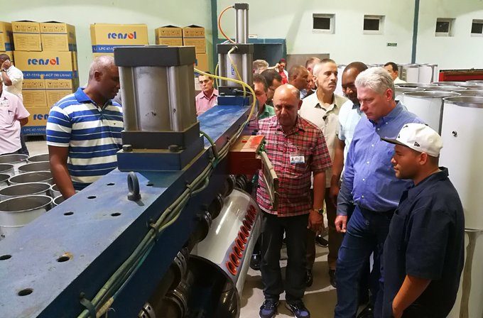 Visita Díaz-Canel fábrica de calentadores solares en Ciego de Ávila (+fotos) Visita Díaz-Canel fábrica de calentadores solares en Ciego de Ávila (+fotos)