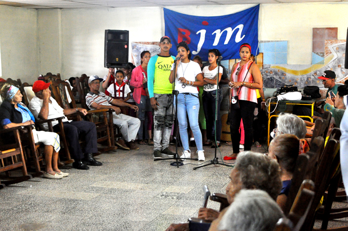 Generaciones de ayer y hoy se unen en homenaje a Fidel (+ video)