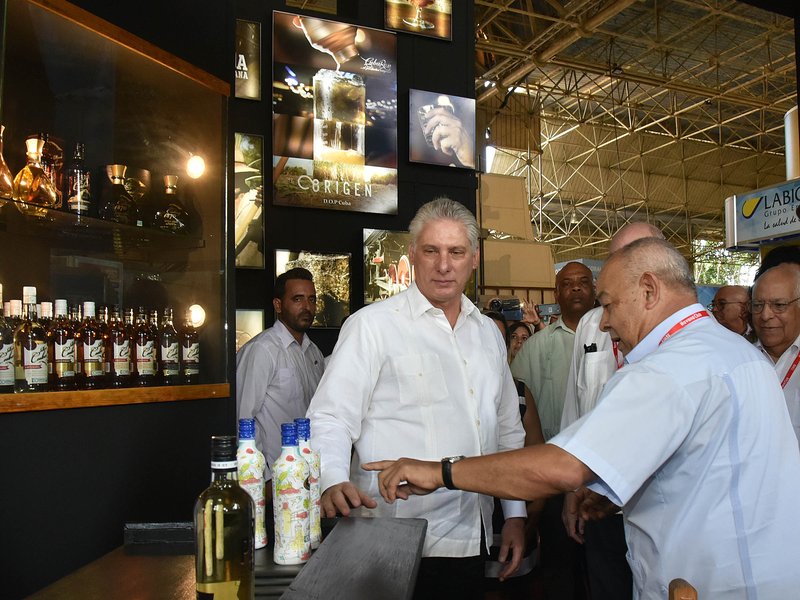 Comparte presidente de Cuba con representación de asistentes a Fihav Comparte presidente de Cuba con representación de asistentes a Fihav