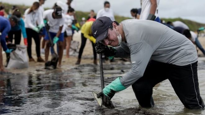 Más de 300 playas brasileñas contaminadas con petróleo Más de 300 playas brasileñas contaminadas con petróleo