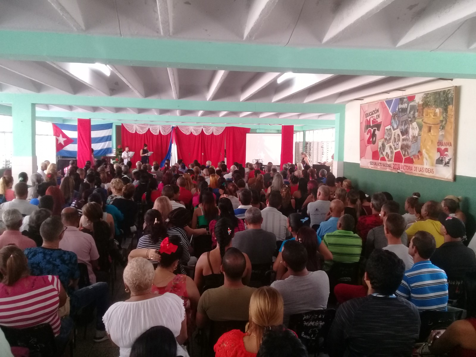Reverencia de cariño al sacerdocio de educar