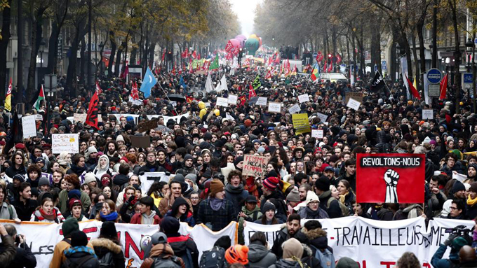 Huelguistas en Francia bloquean terminales de buses Huelguistas en Francia bloquean terminales de buses
