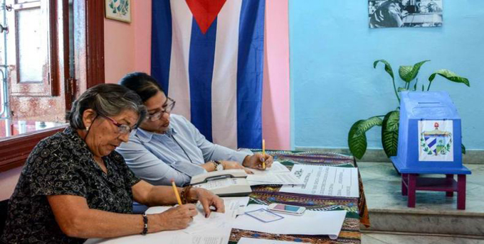 Abrieron sus puertas todos los colegios electorales para votaciones de gobernadores provinciales Abrieron sus puertas todos los colegios electorales para votaciones de gobernadores provinciales