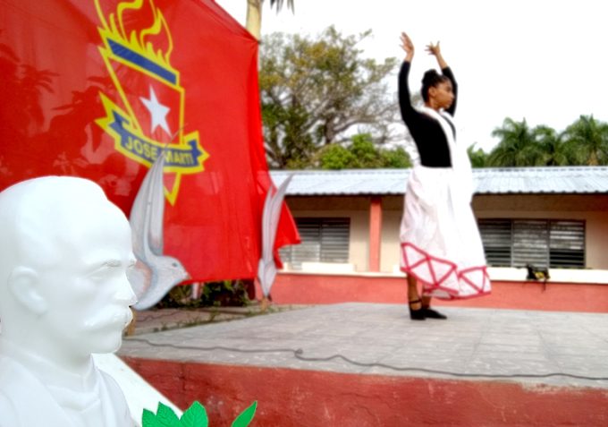 Pioneros bayameses recuerdan a Martí Pioneros bayameses recuerdan a Martí