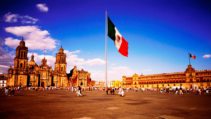 Alfombra monumental de tres mil metros en el Zócalo de Ciudad México Alfombra monumental de tres mil metros en el Zócalo de Ciudad México
