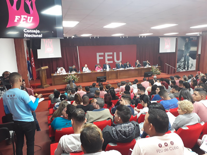 Díaz-Canel: enfrentar la plataforma colonizadora tarea de los universitarios cubanos Díaz-Canel: enfrentar la plataforma colonizadora tarea de los universitarios cubanos