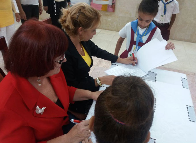 Firman convenio entre escuela primaria y asociación de comunicadores Firman convenio entre escuela primaria y asociación de comunicadores