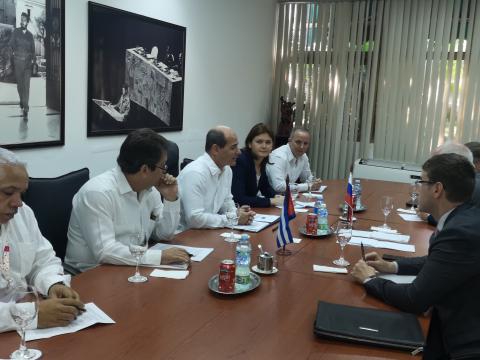 Vicecanciller de Cuba recibe a viceministro ruso de Comunicaciones